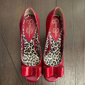 Open to pumps with bow